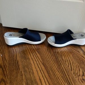 Cloudsteppers navy blue and white sander. Never warn. Brand new. 7M